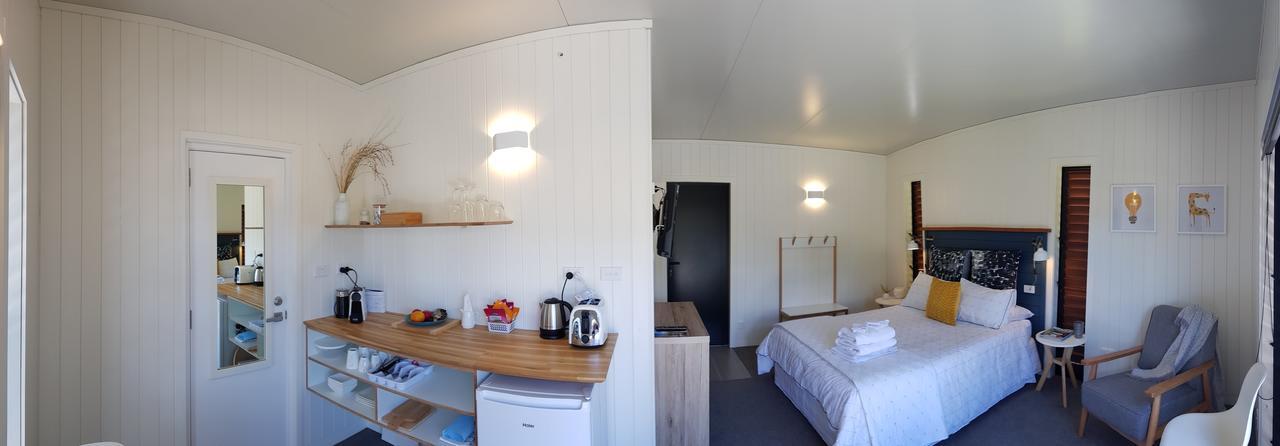 Bed and Breakfast Admiral Waters Cooks Beach Екстер'єр фото